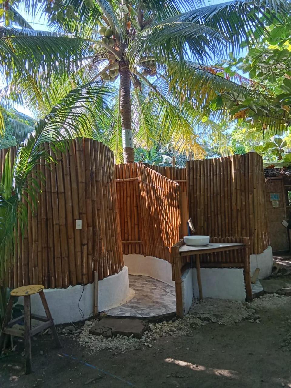 Georgia'S Neverland Hostel Logon Luaran gambar