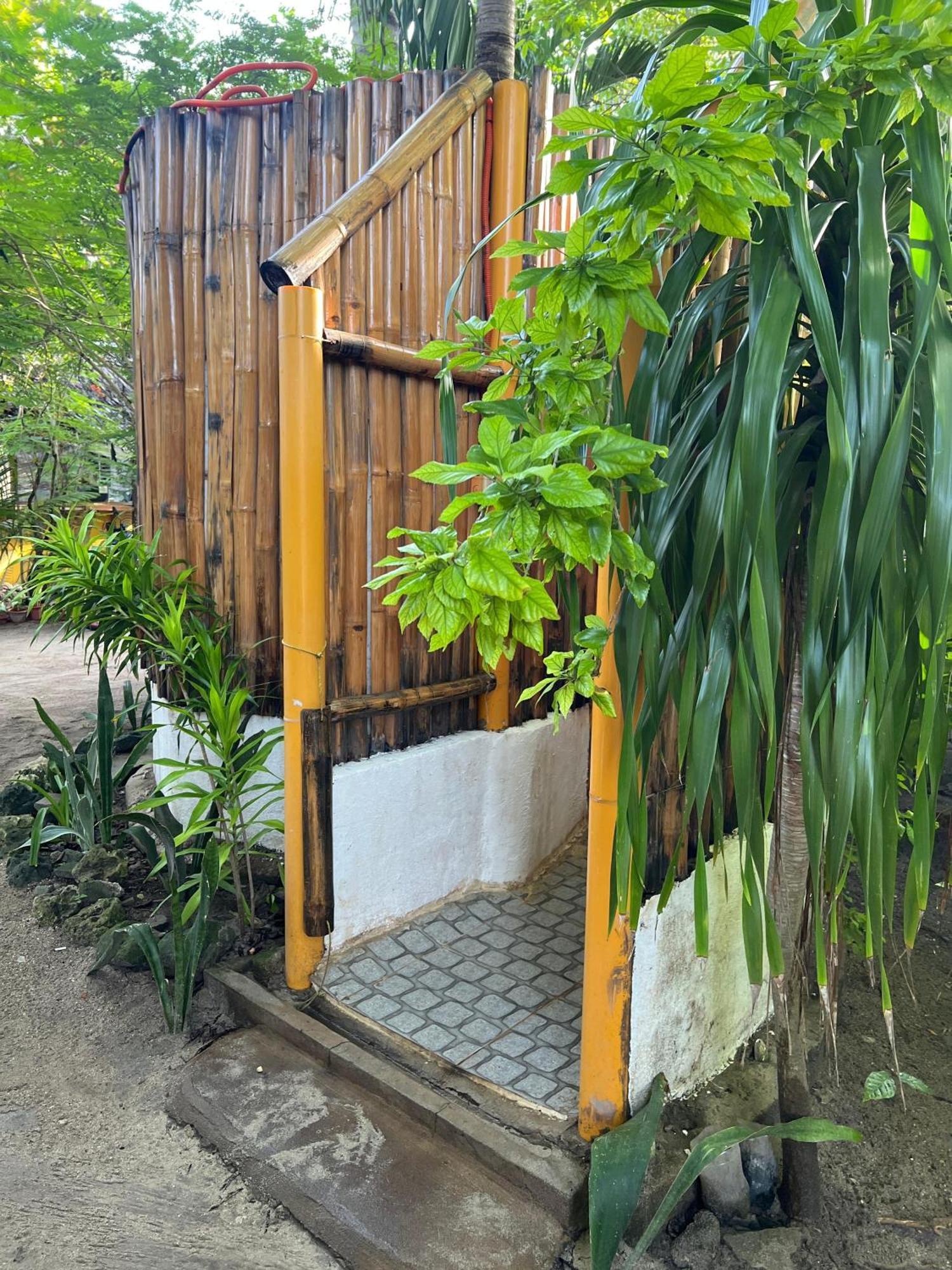 Georgia'S Neverland Hostel Logon Luaran gambar