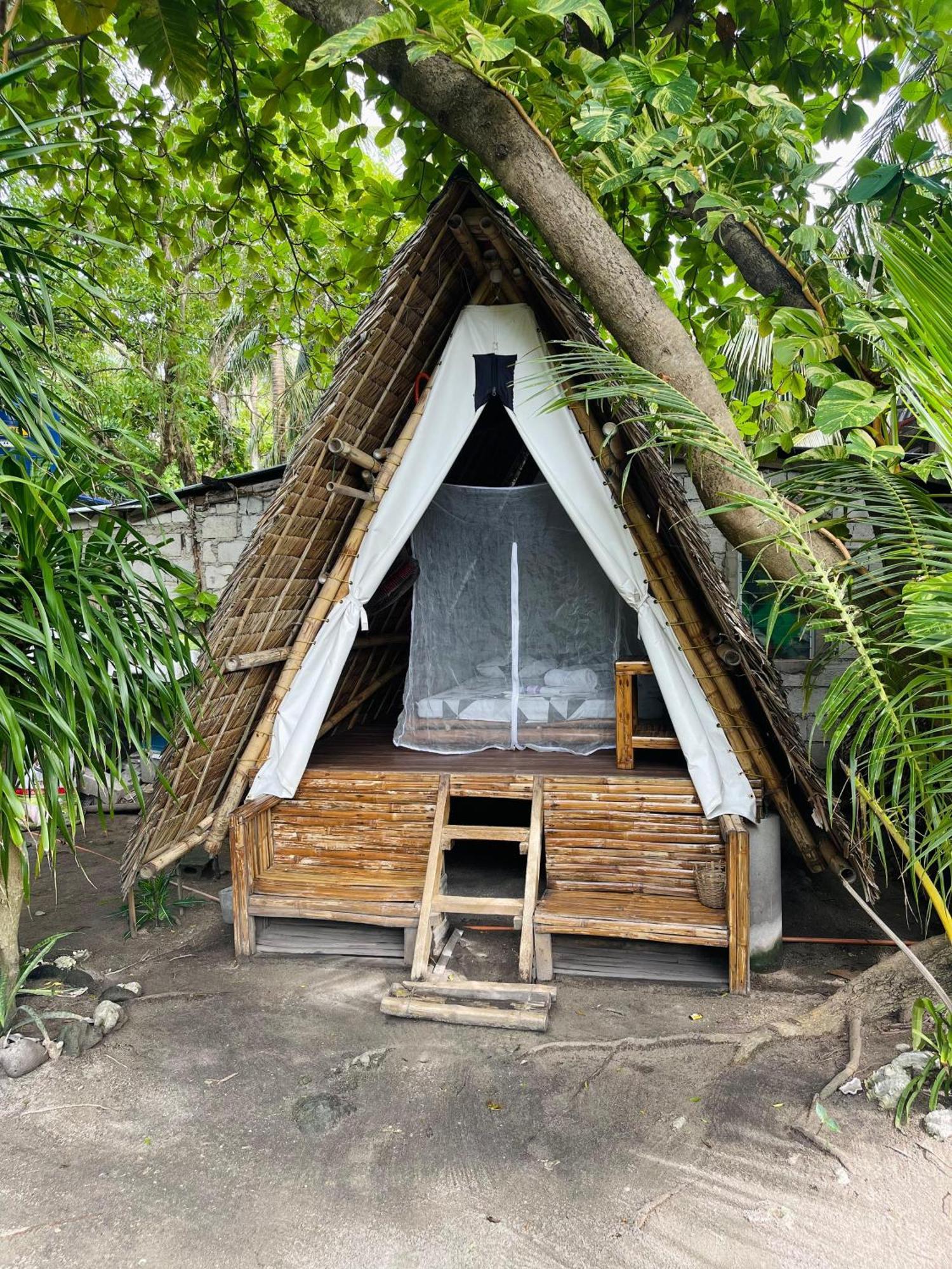 Georgia'S Neverland Hostel Logon Luaran gambar